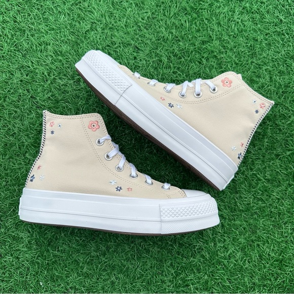 Converse Chuck Taylor All Star Lift Hi Light Dune / White /  Petite Petals - Picture 14 of 14